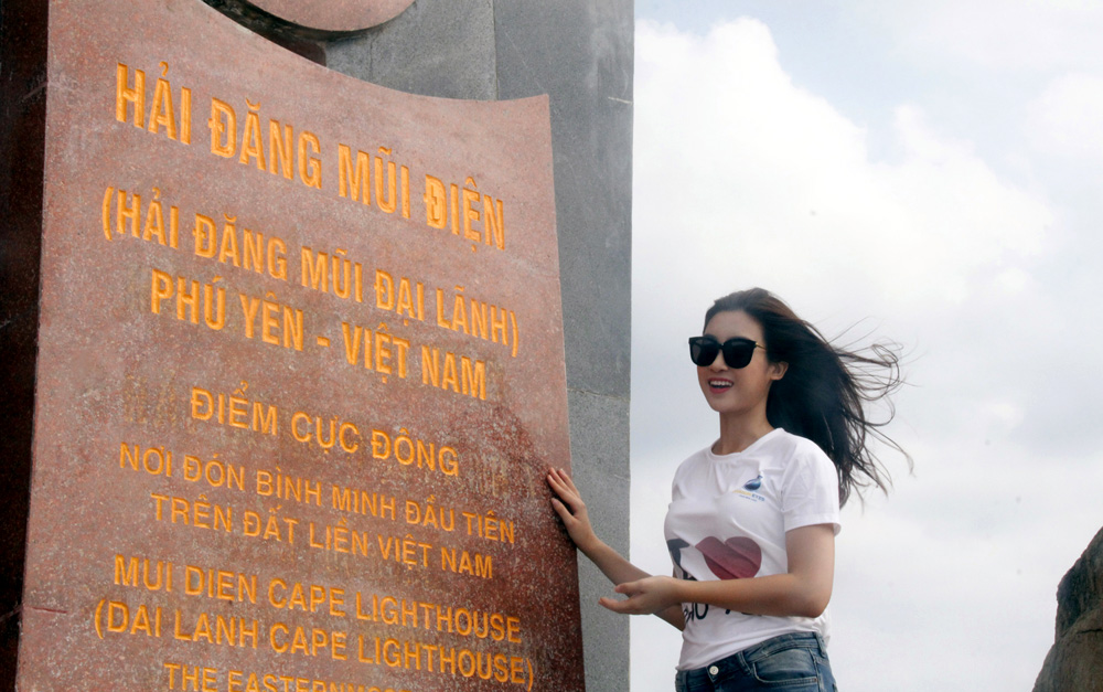 Hoa hậu Việt Nam 2016 Đỗ Mỹ Linh năng động với quần Jean áo pull cùng dòng chữ “I love Phú Yên”